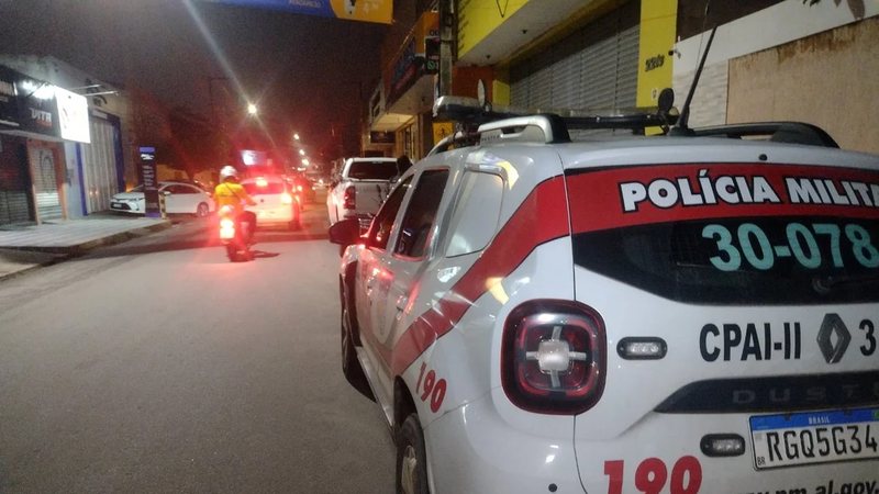 Homem invade casa para furtar fiação elétrica e é detido por moradores