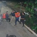 Câmera de segurança registra momento em que supostos entregadores e segurança, com um porrete, iniciam linchamento de Cláudio Rafael Landeiro, que morreu após agressões - PCERJ