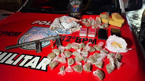 Operação da Polícia Militar apreende mais de 1,5 kg de drogas e prende quatro suspeitos em Maceió - Foto: Cortesia/PM