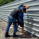 Com o suspeito foram encontradas pedras de crack, maricas e armas brancas. - Foto: Ascom Semsc