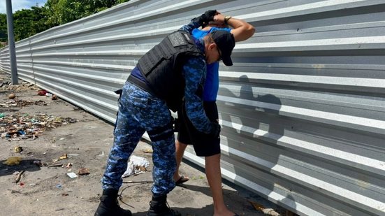 Com o suspeito foram encontradas pedras de crack, maricas e armas brancas. - Foto: Ascom Semsc