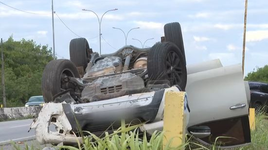 Carro bate em mureta e capota na AL\u002D101 Sul\u003B ocupante tem celular furtado