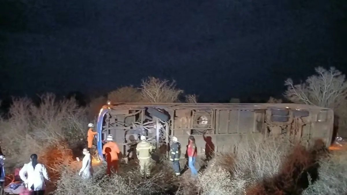 Acidente deixa mortos e feridos após ônibus tombar na região da Chapada Diamantina