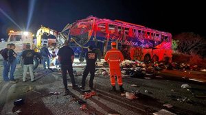Imagem Acidente entre ônibus de turismo e carreta deixa seis mortos em MG