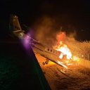 Aeronave pegou fogo após sair da pista em pouso no RN. Cantor, equipe e tripulação conseguiram deixar a aeronave antes do fogo se espalhar - Divulgação / Corpo de Bombeiros