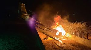 Aeronave pegou fogo após sair da pista em pouso no RN. Cantor, equipe e tripulação conseguiram deixar a aeronave antes do fogo se espalhar - Divulgação / Corpo de Bombeiros