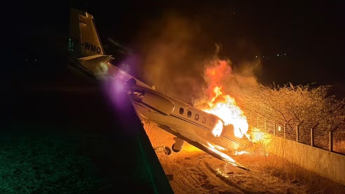Avião com cantor Rey Vaqueiro pega fogo após sair da pista em pouso no RN\u003B \u0022Não houve ferimentos graves\u0022, diz comunicado