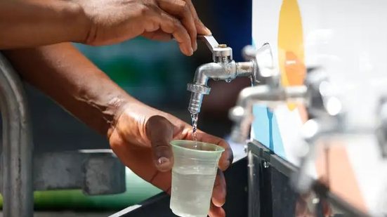Hidrate-se: orientação para beber água é ressaltada em situações com esse tipo de alerta - Paulo Pinto / Agência Brasil