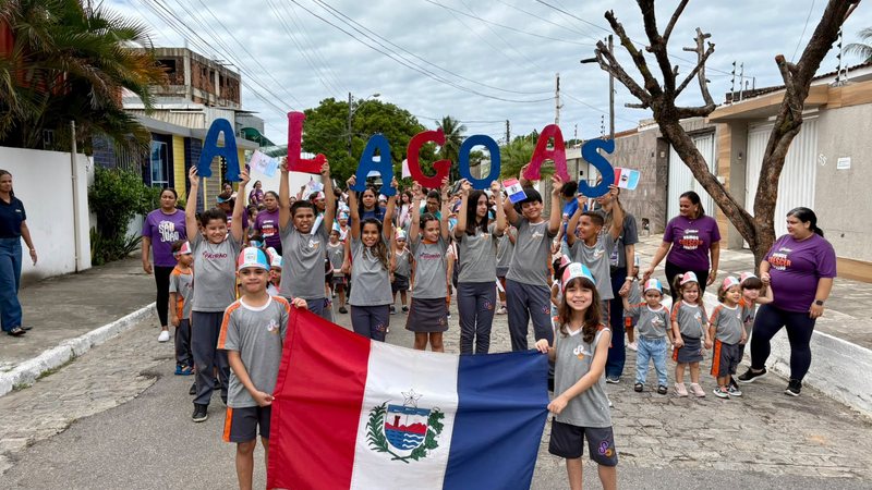 Alunos participam de desfile cívico para comemorar emancipação política de Alagoas