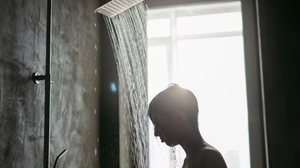 Imagem Homens estão 'pulando banho' como estratégia para atrair mulheres