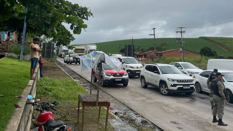 BR-101 é liberada após protesto bloquear os dois sentidos da rodovia em Novo Lino