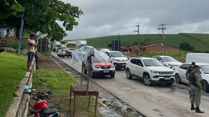 Manifestantes chegaram a bloquear os dois sentidos da rodovia federal na tarde desta quinta-feira - Reprodução / Redes sociais