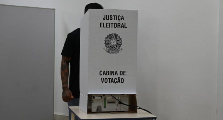 TRE/AL alerta para crimes eleitorais e reforça proibição de celular na cabina de votação