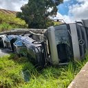 Caminhão-cegonha tomba com veículos e interdita BR-101 em Novo Lino - Divulgação / PRF
