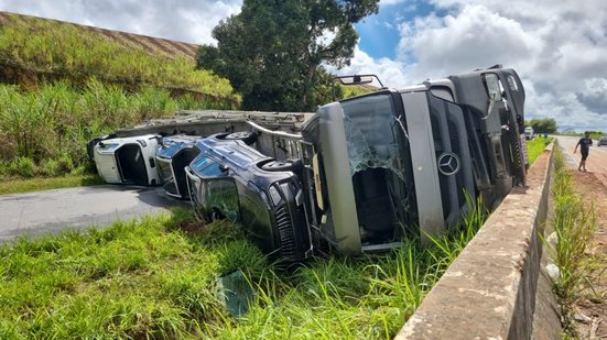 Caminhão-cegonha tomba com veículos e interdita BR-101 em Novo Lino - Divulgação / PRF