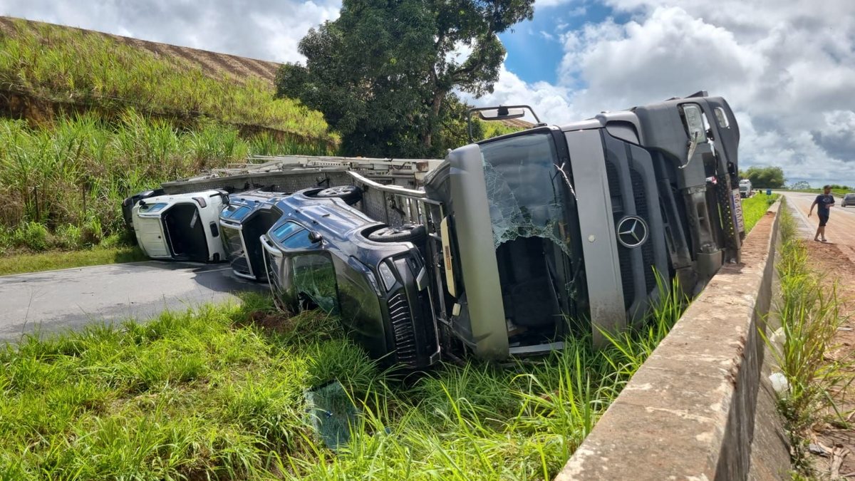Caminhão\u002Dcegonha tomba com veículos e interdita BR\u002D101 em Novo Lino