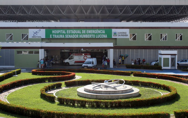 Mulher trans é internada após retirar os próprios testículos para agradar namorado