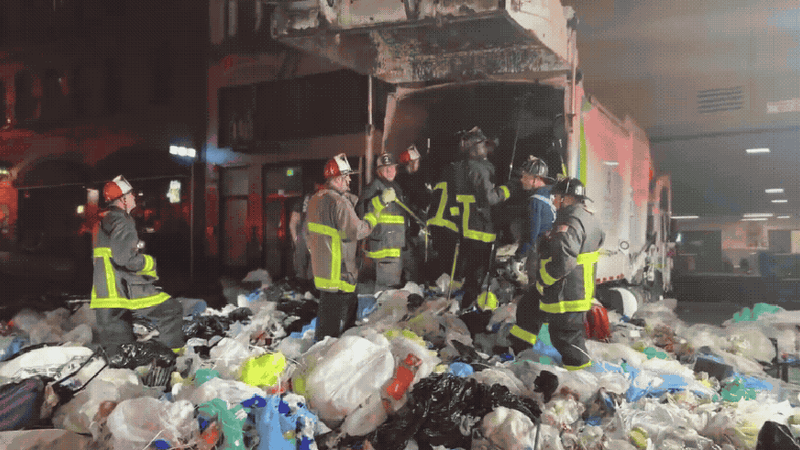 Homem é despejado em caminhão de lixo e precisa ser resgatado por mais de 20 bombeiros