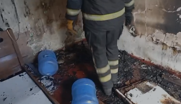 Homem é socorrido após incêndio em residência no bairro da Ponta Grossa