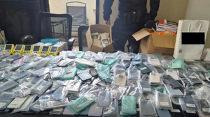 Agentes cumprem mandados na capital fluminense e em Maricá - Foto: Polícia Federal