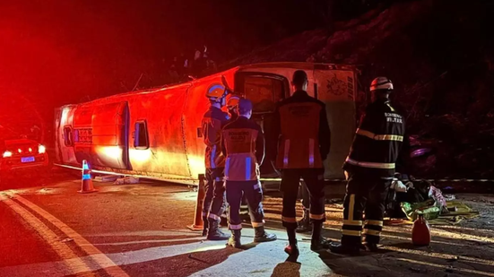 Ônibus saiu de Itaoca (ES) e seguia para Contagem (MG) quando tombou na BR-262 - Foto: Divulgação/Corpo de Bombeiros do ES