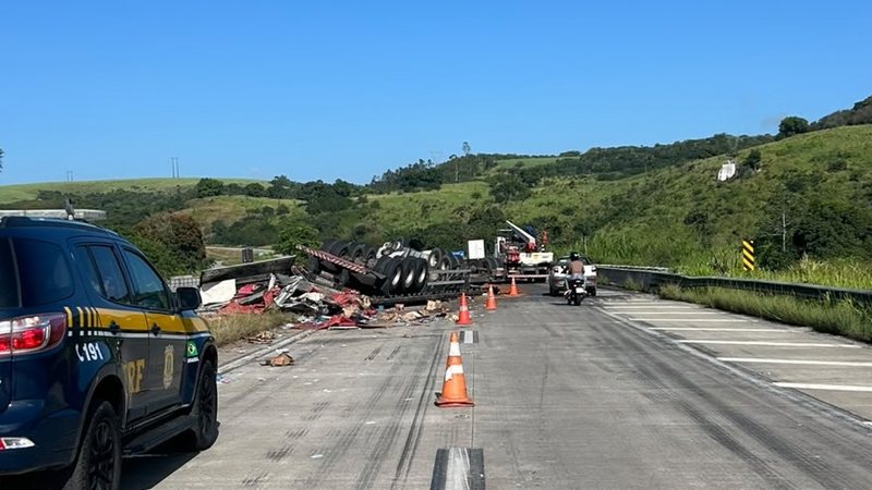 Carreta tomba e motorista fica ferido em rodovia no Pilar; trânsito fica parcialmente bloqueado