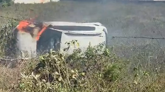 VÍDEO: carro capota em via de Arapiraca, vai parar em terreno e pega fogo