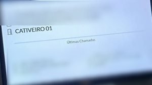 Foto registrada no momento em que nome da mulher apareceu na tela para o atendimento médico na clínica. Onde deveria estar o número da sala ou do consultório, apareceu o termo 'Cativeiro 01' no monitor da recepção - Cortesia ao TNH1