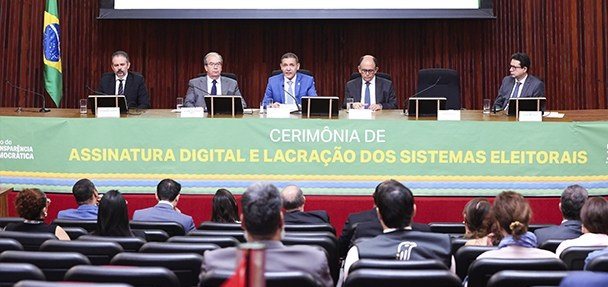 "Portas abertas para o acompanhamento de todas as etapas do voto eletrônico", diz presidente do TSE