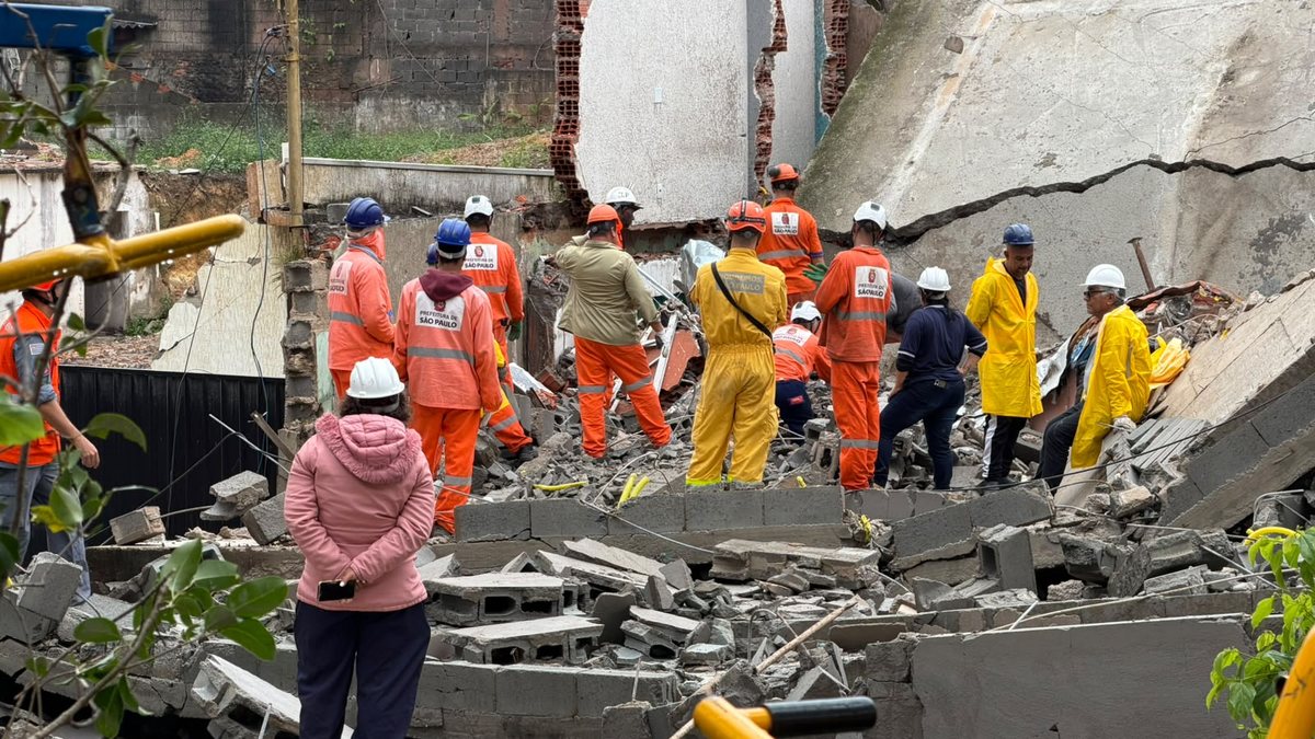 Bombeiros tentam resgatar soterrados após desabamento na zona leste de SP