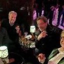 Conversa extraída do celular de Vorcaro (esq.) mostra foto de Gonet (dir.), advogado Ciro Soares (segundo da dir. para esq.) e ex-banqueiro em noite de charutos e uísque em Londres - Reprodução