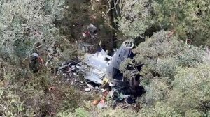Imagens aéreas mostram destroços do helicóptero em área de mata fechada - Divulgação / CBMSC