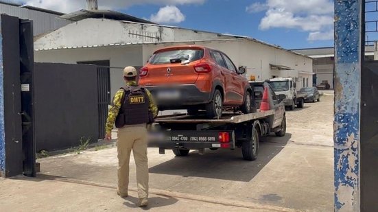 Carro roubado é abandonado na Ponta Verde e recuperado após denúncia