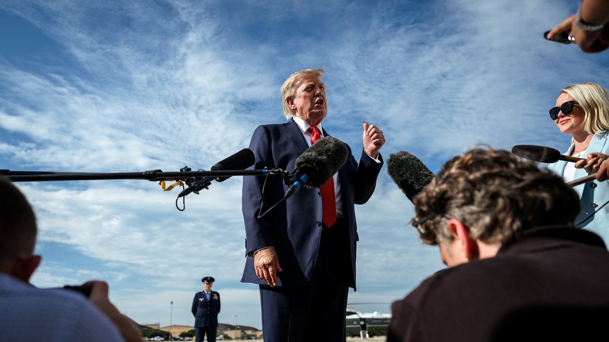 Redes de TV dos EUA suspendem cobertura conjunta da Casa Branca após Trump banir acesso de jornalistas