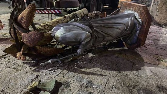 Estátua da Sagrada Família cai durante retirada de prédio histórico em Fortaleza