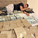 O ex-deputado TH Joias posa deitado numa cama repleta de dinheiro, em maio de 2024; imagem consta de denúncia contra ele - Reprodução / MPF