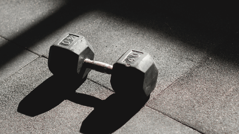 Prancha abdominal e agachamento na parede podem beneficiar quem tem pressão alta; veja lista de exercício
