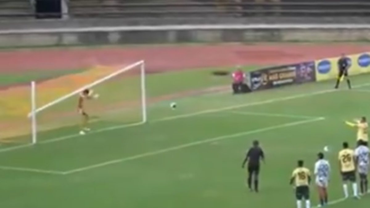Vídeo: travessão cai na cabeça de goleiro durante jogo na Colômbia