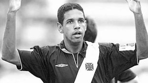 Imagem Ex-jogador do Vasco, com títulos do Brasileiro e Libertadores, morre aos 49 anos