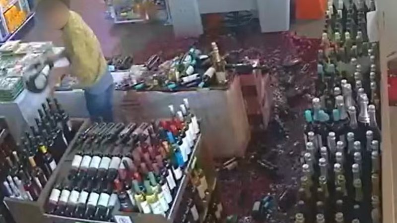homem quebra vinhos em supermercado e causa prejuízo de R$ 60 mil