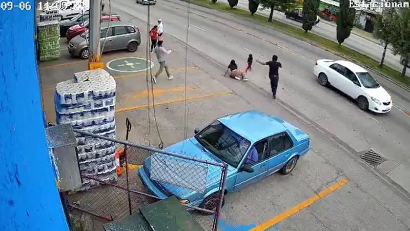 Vídeo: homem se joga em avenida e salva menina de 3 anos de ser atropelada
