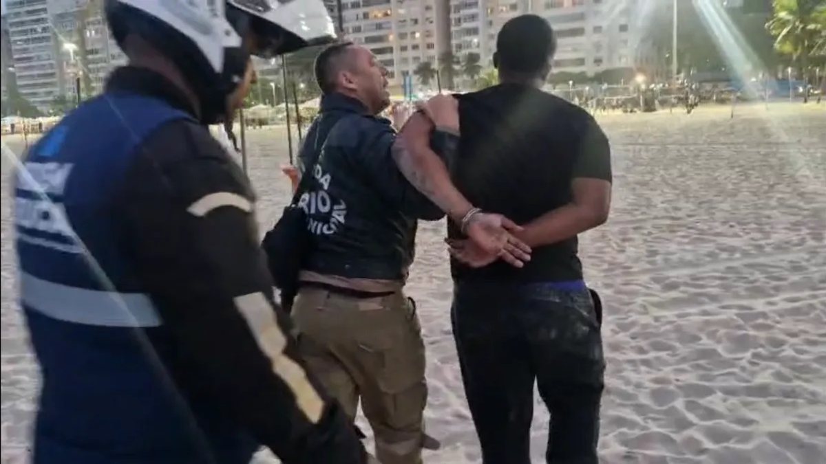 Homem vende biscoito e biquíni por R$ 1 mil para turista e é preso no Rio