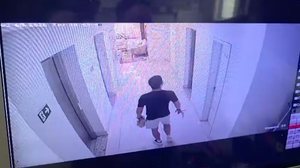 Imagens mostram médico em saguão antes de escalar prédio e invadir apartamento da ex em Bauru (SP) - Reprodução / Câmera de segurança