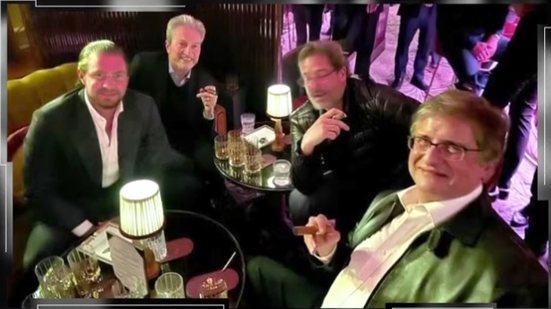 Conversa extraída do celular de Vorcaro (esq.) mostra foto de Gonet (dir.), advogado Ciro Soares (segundo da dir. para esq.) e ex-banqueiro em noite de charutos e uísque em Londres - Reprodução / Brasil 247