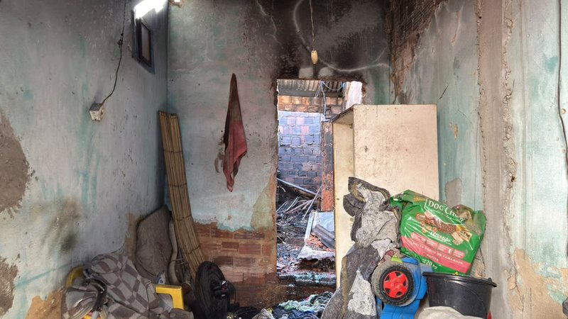 Catador de recicláveis é resgatado por vizinhos após casa pegar fogo na Levada