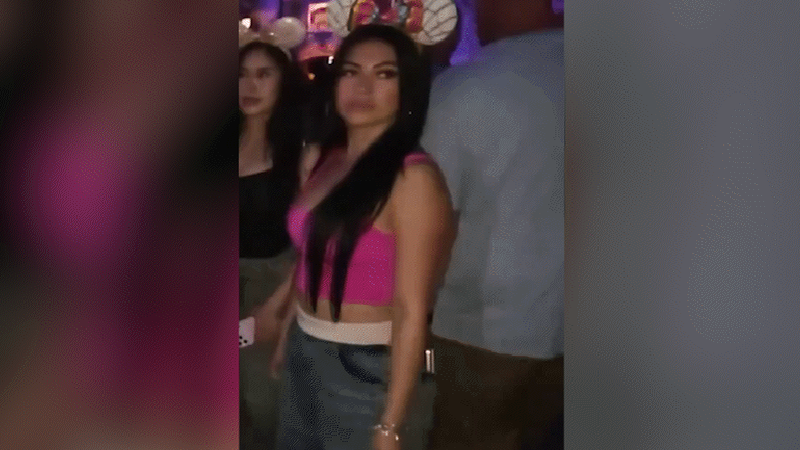 Influencer é apalpada durante live na Disney e homem acaba preso