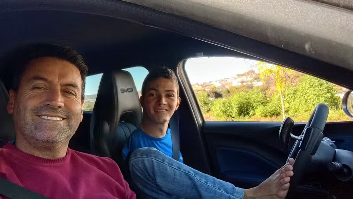 Jovem que nasceu sem os braços conquista CNH após aprender a dirigir com os pés