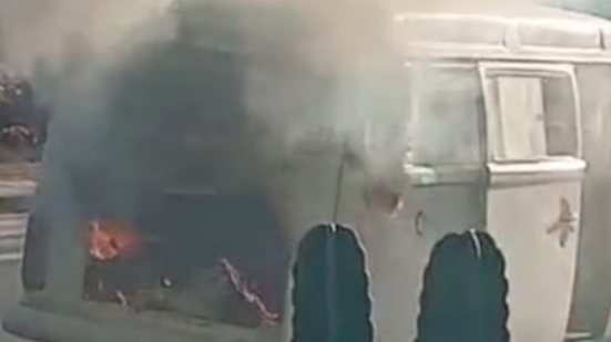 Vídeo: Kombi pega fogo em avenida\u003B chamas foram contidas