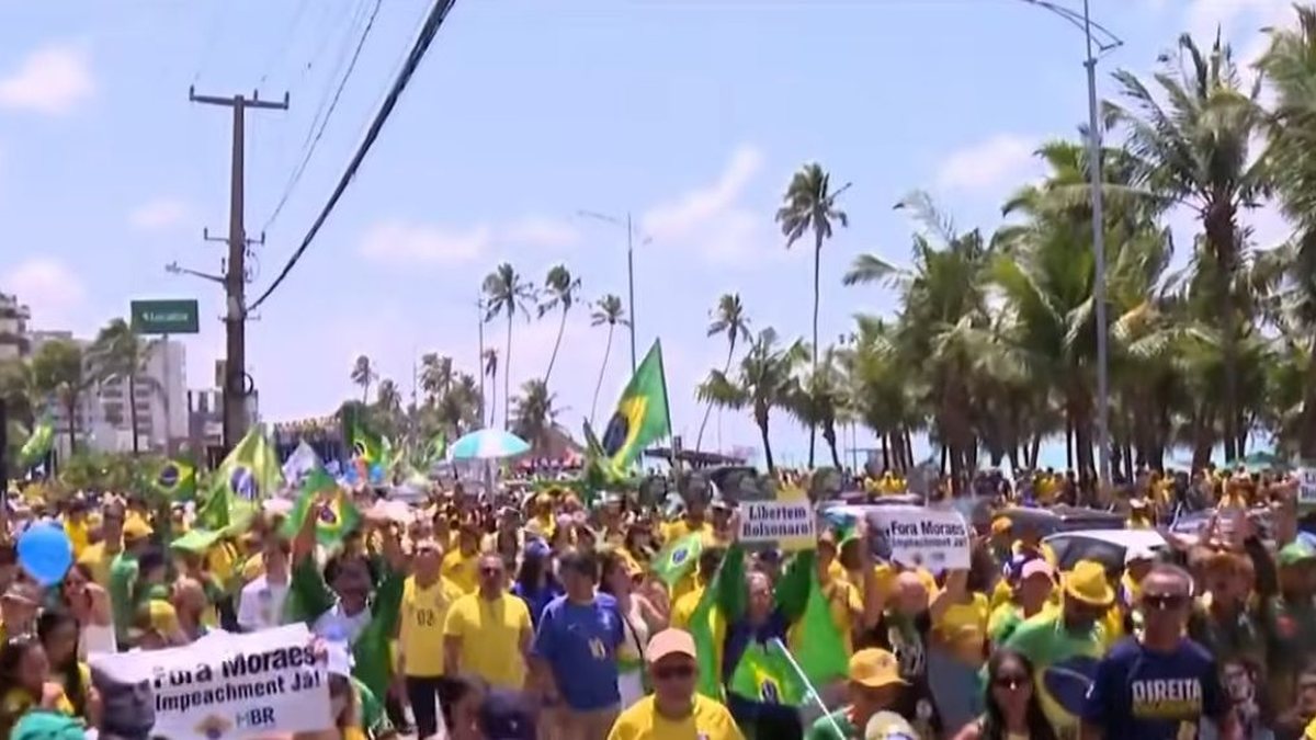 Manifestantes realizam protesto contra Lula e Alexandre de Moraes em Maceió