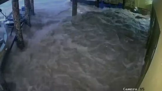 Mar avança em Laguna, no Sul de Santa Catarina, na manhã desta segunda-feira - Reprodução / NSC TV